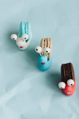yaratıcı salyangoz süslemeleri ile mavi masada lezzetli macaroons