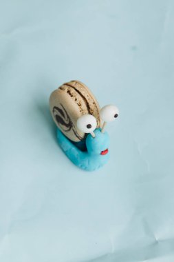 yaratıcı salyangoz dekorasyon ile mavi masada lezzetli acıbadem kurabiyesi