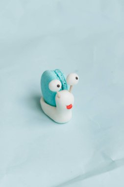 yaratıcı salyangoz dekorasyon ile mavi masada lezzetli mavi acıbadem kurabiyesi