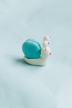 yaratıcı salyangoz dekorasyon ile mavi masada lezzetli mavi acıbadem kurabiyesi