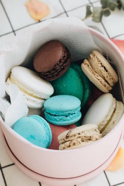 kompozisyon yuvarlak hediye kutusunda, tatlı tatlı lezzetli macaroons 