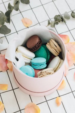 kompozisyon yuvarlak hediye kutusunda, tatlı tatlı lezzetli macaroons 