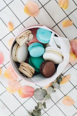 kompozisyon yuvarlak hediye kutusunda, tatlı tatlı lezzetli macaroons 