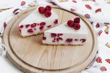 lezzetli kek ahududu, tatlı tatlı ile iki adet 