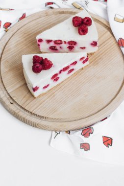 lezzetli kek ahududu, tatlı tatlı ile iki adet 