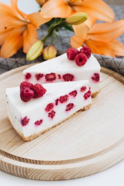 lezzetli kek ahududu, tatlı tatlı ile iki adet 