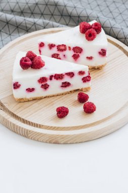 lezzetli kek ahududu, tatlı tatlı ile iki adet 