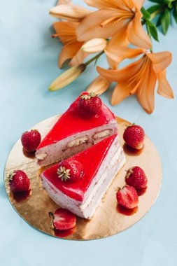 lezzetli kek çilek, iki adet tatlı tatlı 