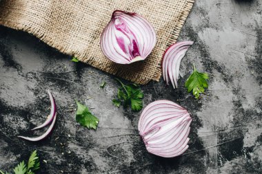 gri taş masanın üzerine düz yatıyordu kırmızı soğan kesmek