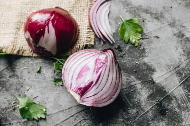 gri taş masanın üzerine düz yatıyordu kırmızı soğan kesmek