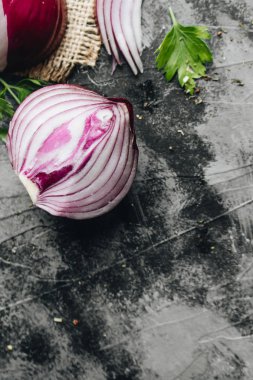 gri taş masanın üzerine düz yatıyordu kırmızı soğan kesmek