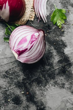 gri taş masanın üzerine düz yatıyordu kırmızı soğan kesmek