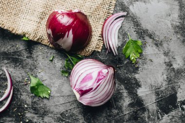 gri taş masanın üzerine düz yatıyordu kırmızı soğan kesmek