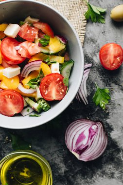 lezzetli Yunan salatası veya Horiatiki salatası malzemeler ile 