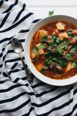 maydanoz, et ve biber ile lezzetli domates çorbası