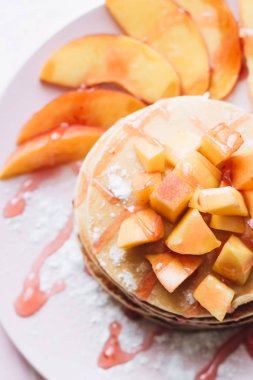 sos ve dilimlenmiş elma ile lezzetli ev yapımı krep yığını 