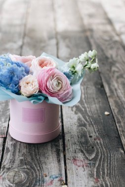 ahşap masa üzerinde ihale pembe çiçekli güzel bahar buket