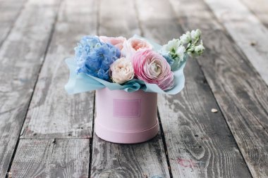 ahşap masa üzerinde ihale pembe çiçekli güzel bahar buket