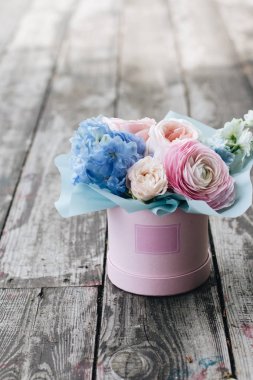 ahşap masa üzerinde ihale pembe çiçekli güzel bahar buket