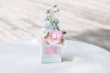 güzel bahar buket ihale pembe tipik çiçekler kutusunda, zarif çiçek dekorasyon ile 