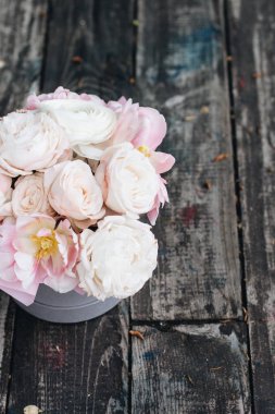 ahşap masa üzerinde ihale pembe çiçekli güzel bahar buket