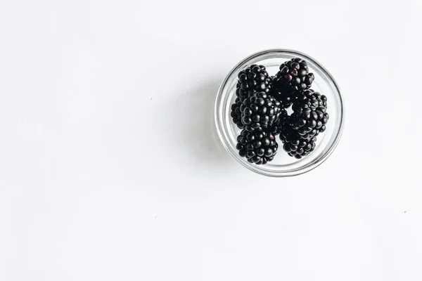 白色背景小碗新鲜有机黑莓 — 图库照片
