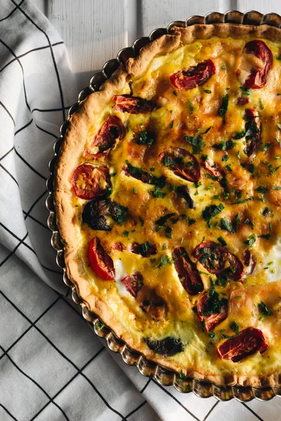 Peynir Domates Otlar Geleneksel Talyan Mutfağının Lezzetli Pizza — Stok fotoğraf