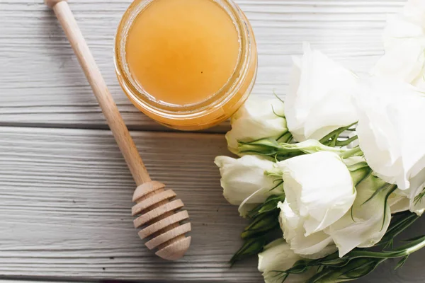 Honey Dipper Honing Witte Bloemen Een Houten Bord — Stockfoto