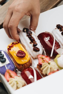 Erkek el ile sır, lezzetli tatlılar alarak renkli tatlı 