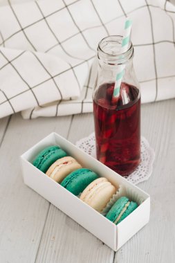 bileşimi lezzetli macaroons ve kokteyl, kavanoz 