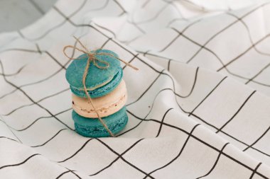kompozisyon üzerinde masa örtüsü, tatlı tatlı lezzetli macaroons 