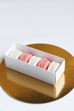 hediye kutusunda, tatlı tatlı lezzetli macaroons bileşimi 