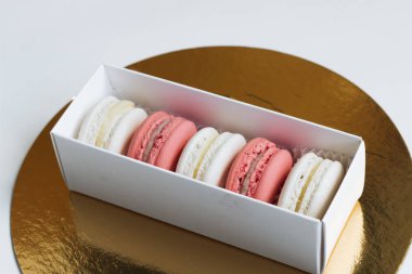 hediye kutusunda, tatlı tatlı lezzetli macaroons bileşimi 