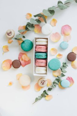 hediye kutusunda, tatlı tatlı lezzetli macaroons bileşimi 