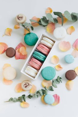 hediye kutusunda, tatlı tatlı lezzetli macaroons bileşimi 