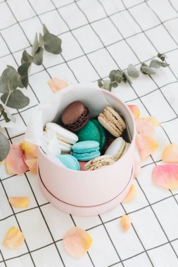 kompozisyon yuvarlak hediye kutusunda, tatlı tatlı lezzetli macaroons 