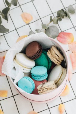 kompozisyon yuvarlak hediye kutusunda, tatlı tatlı lezzetli macaroons 