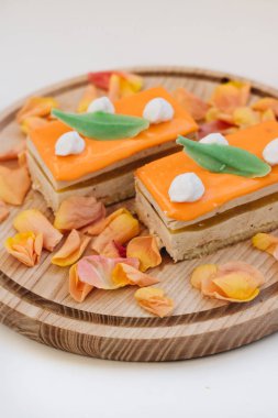 lezzetli pasta çiçek yaprakları ile süslenmiş ahşap tahta üzerinde iki adet 