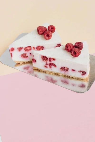 Deux Morceaux Délicieux Gâteau Aux Framboises Dessert Sucré — Photo