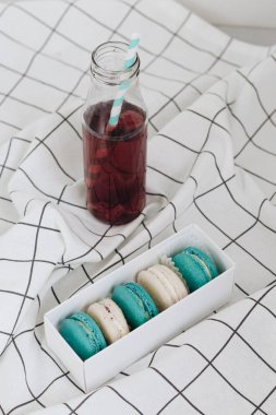 kompozisyon kumaş, tatlı tatlı üzerine lezzetli macaroons 