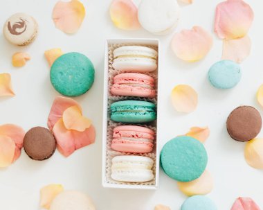 hediye kutusunda, tatlı tatlı lezzetli macaroons bileşimi 