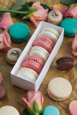hediye kutusunda, tatlı tatlı lezzetli macaroons bileşimi 