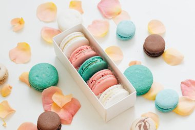 kompozisyon yuvarlak hediye kutusunda, tatlı tatlı lezzetli macaroons 