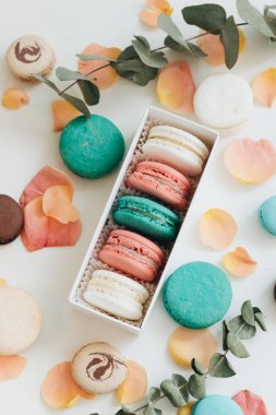 kompozisyon yuvarlak hediye kutusunda, tatlı tatlı lezzetli macaroons 