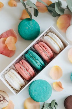 hediye kutusunda, tatlı tatlı lezzetli macaroons bileşimi 