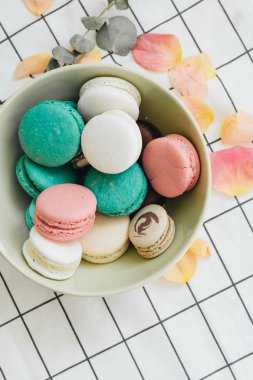 kompozisyon yuvarlak hediye kutusunda, tatlı tatlı lezzetli macaroons 