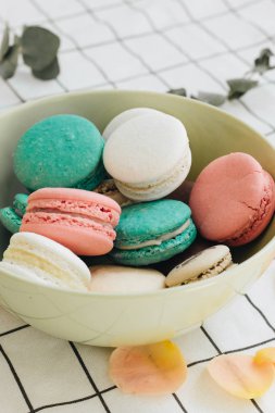 kompozisyon yuvarlak hediye kutusunda, tatlı tatlı lezzetli macaroons 