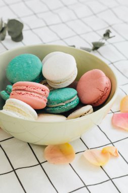 kompozisyon yuvarlak hediye kutusunda, tatlı tatlı lezzetli macaroons 