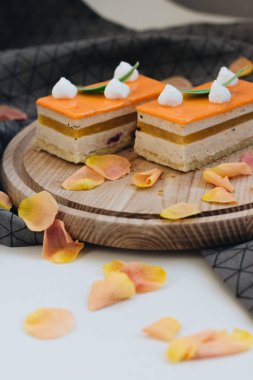 lezzetli pasta çiçek yaprakları ile süslenmiş ahşap tahta üzerinde iki adet 