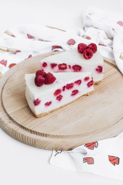 lezzetli kek ahududu ahşap tahta üzerinde ile iki adet